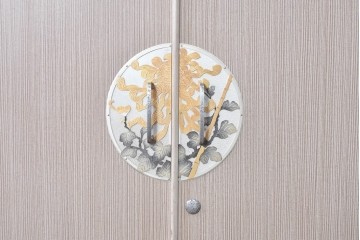 中古　伝統工芸士　田澤謙介作　菊文様の金具が上品な加茂総桐箪笥　(R-089003)