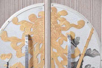 中古　伝統工芸士　田澤謙介作　菊文様の金具が上品な加茂総桐箪笥　(R-089003)