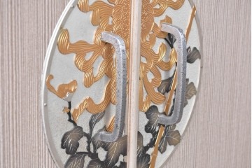 中古　伝統工芸士　田澤謙介作　菊文様の金具が上品な加茂総桐箪笥　(R-089003)