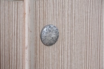 中古　伝統工芸士　田澤謙介作　菊文様の金具が上品な加茂総桐箪笥　(R-089003)
