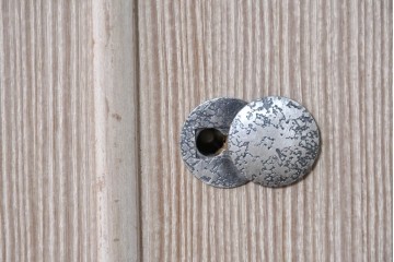 中古　伝統工芸士　田澤謙介作　菊文様の金具が上品な加茂総桐箪笥　(R-089003)
