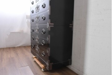 中古　岩谷堂箪笥　手打ち金具　総漆塗り　菊文様の金具が存在感を放つ和箪笥　定価約240万円　(R-089004)