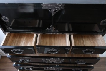中古　岩谷堂箪笥　手打ち金具　総漆塗り　菊文様の金具が存在感を放つ和箪笥　定価約240万円　(R-089004)