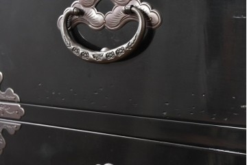 中古　岩谷堂箪笥　手打ち金具　総漆塗り　菊文様の金具が存在感を放つ和箪笥　定価約240万円　(R-089004)