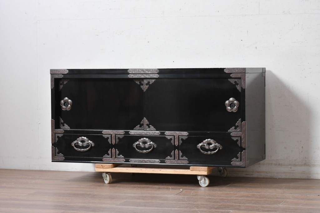 中古　岩谷堂箪笥　手打ち金具　総漆塗り　梅・松の金具が上品なローボード　(R-089005)