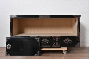 中古　岩谷堂箪笥　手打ち金具　総漆塗り　梅・松の金具が上品なローボード　(R-089005)
