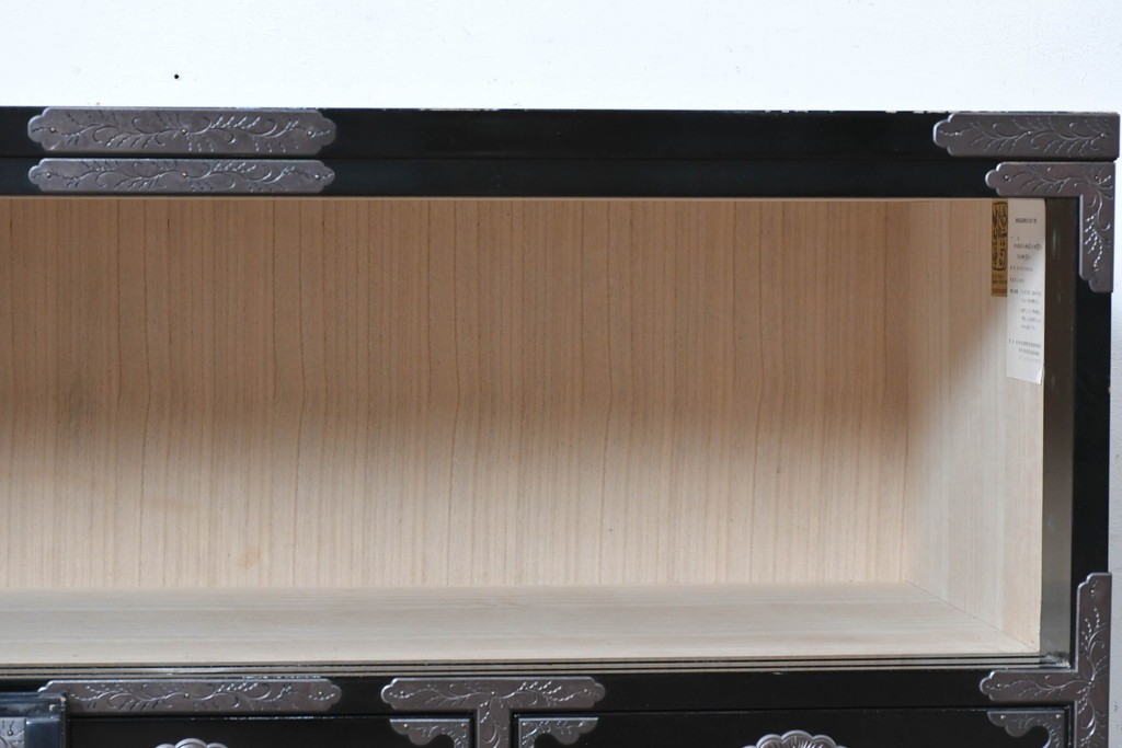 中古　岩谷堂箪笥　手打ち金具　総漆塗り　梅・松の金具が上品なローボード　(R-089005)