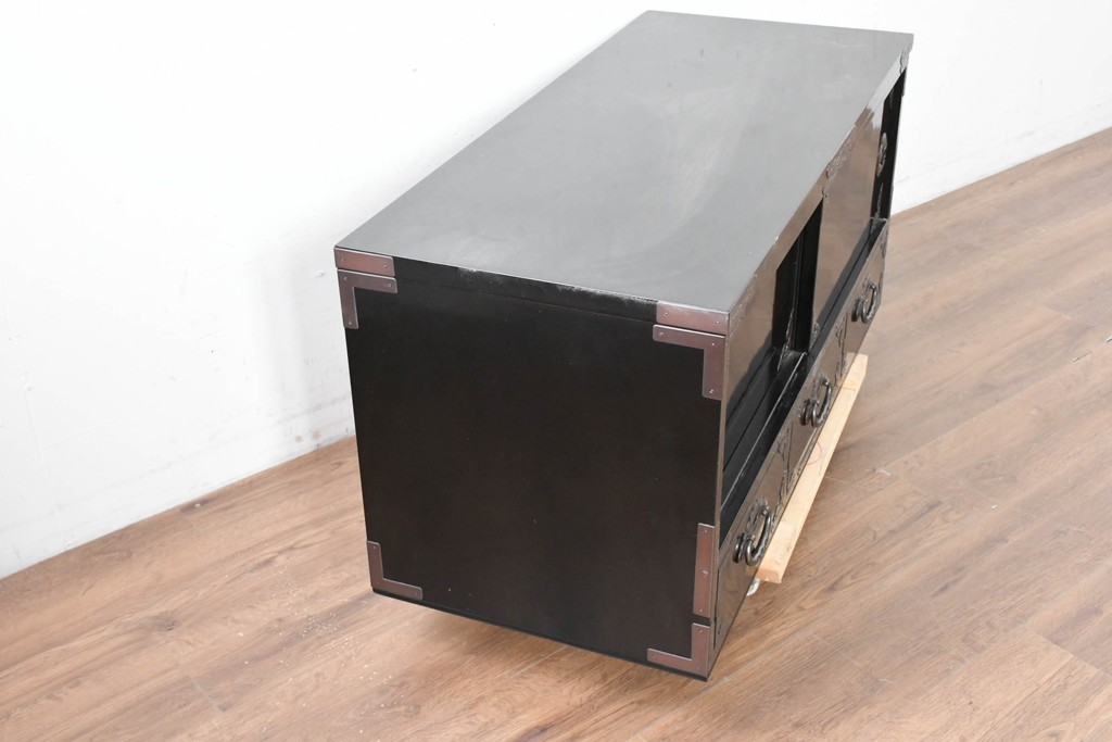 中古　岩谷堂箪笥　手打ち金具　総漆塗り　梅・松の金具が上品なローボード　(R-089005)