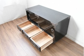 中古　岩谷堂箪笥　手打ち金具　総漆塗り　梅・松の金具が上品なローボード　(R-089005)