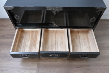 中古　岩谷堂箪笥　手打ち金具　総漆塗り　梅・松の金具が上品なローボード　(R-089005)
