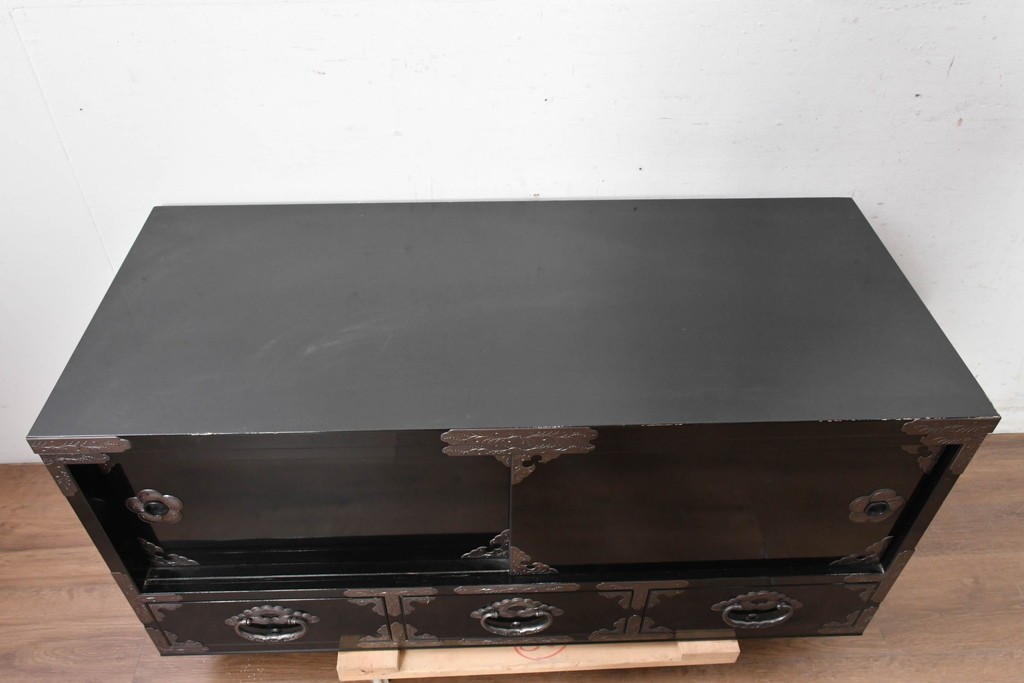 中古　岩谷堂箪笥　手打ち金具　総漆塗り　梅・松の金具が上品なローボード　(R-089005)