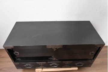 中古　岩谷堂箪笥　手打ち金具　総漆塗り　梅・松の金具が上品なローボード　(R-089005)