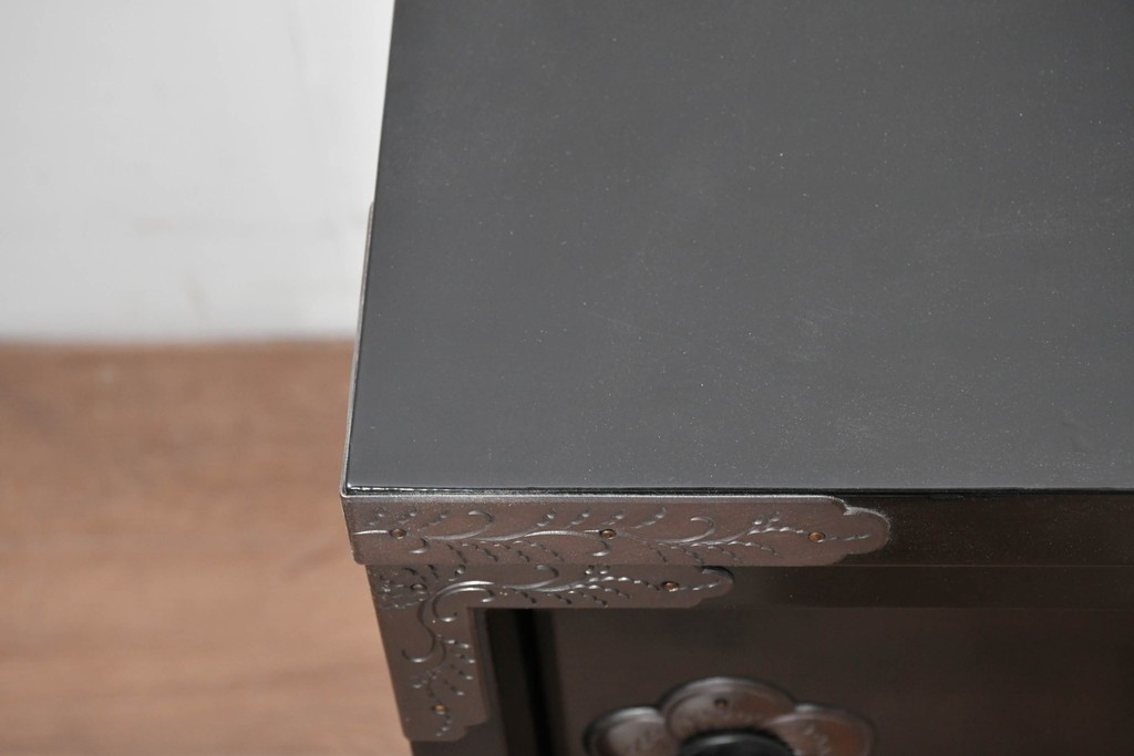 中古　岩谷堂箪笥　手打ち金具　総漆塗り　梅・松の金具が上品なローボード　(R-089005)