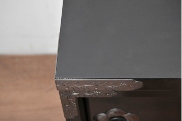 中古　岩谷堂箪笥　手打ち金具　総漆塗り　梅・松の金具が上品なローボード　(R-089005)