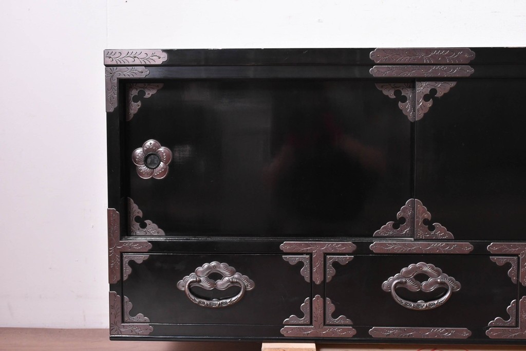 中古　岩谷堂箪笥　手打ち金具　総漆塗り　梅・松の金具が上品なローボード　(R-089005)