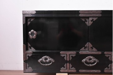 中古　岩谷堂箪笥　手打ち金具　総漆塗り　梅・松の金具が上品なローボード　(R-089005)