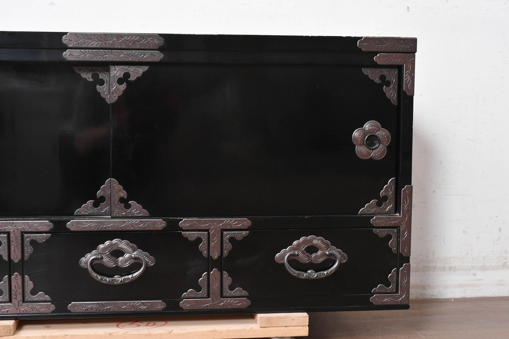 中古　岩谷堂箪笥　手打ち金具　総漆塗り　梅・松の金具が上品なローボード　(R-089005)