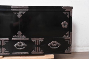 中古　岩谷堂箪笥　手打ち金具　総漆塗り　梅・松の金具が上品なローボード　(R-089005)