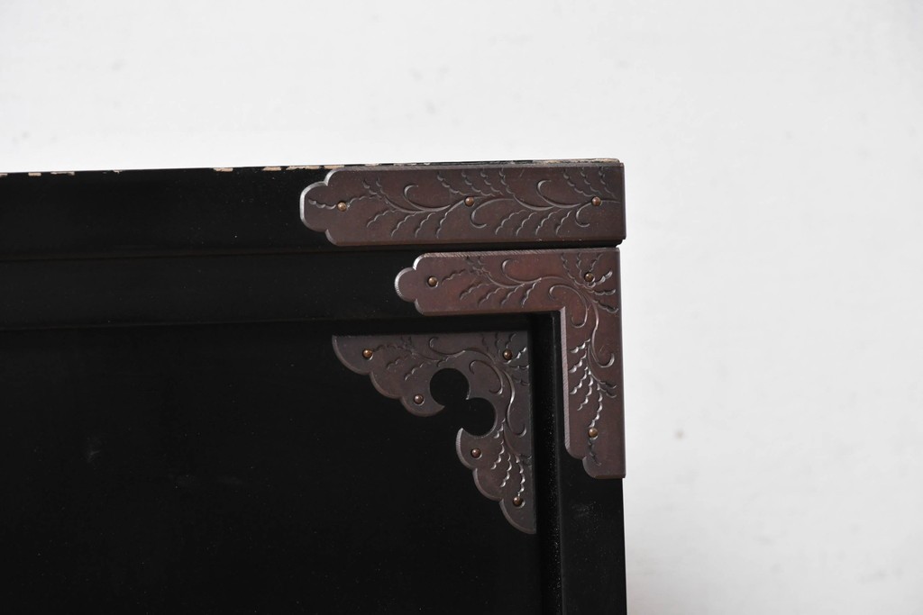 中古　岩谷堂箪笥　手打ち金具　総漆塗り　梅・松の金具が上品なローボード　(R-089005)