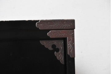 中古　岩谷堂箪笥　手打ち金具　総漆塗り　梅・松の金具が上品なローボード　(R-089005)
