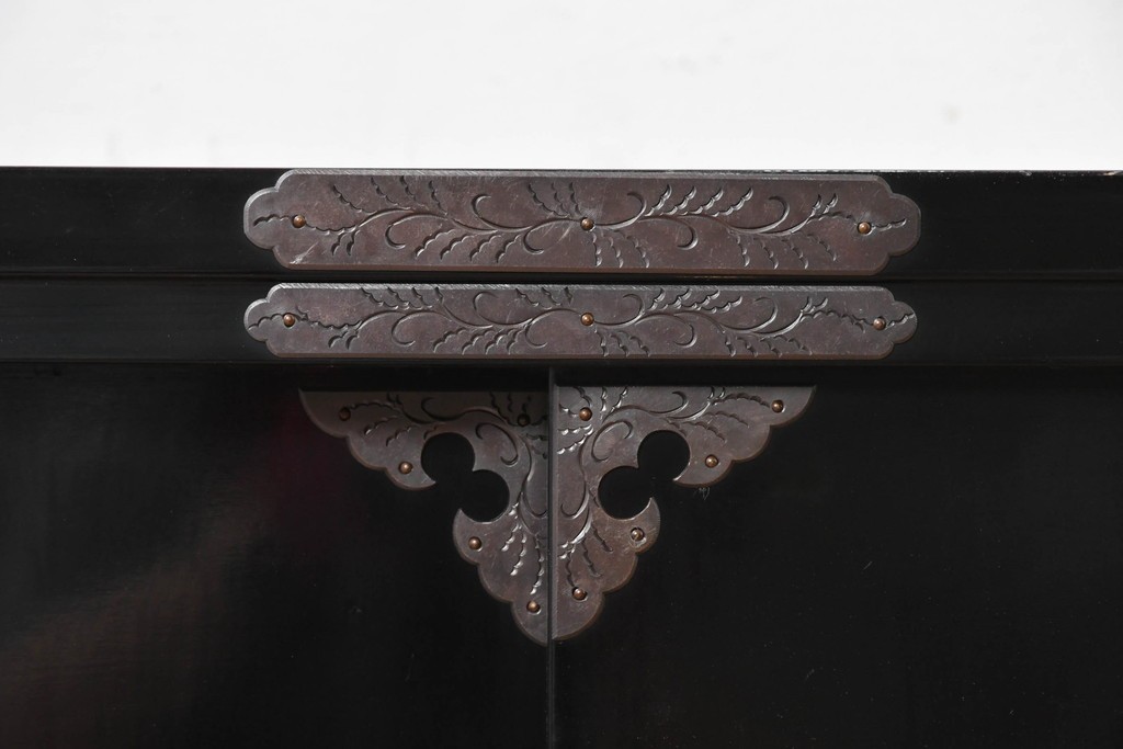 中古　岩谷堂箪笥　手打ち金具　総漆塗り　梅・松の金具が上品なローボード　(R-089005)