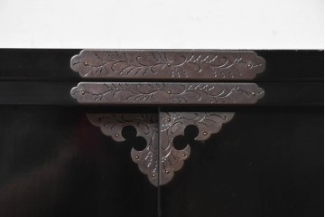 中古　岩谷堂箪笥　手打ち金具　総漆塗り　梅・松の金具が上品なローボード　(R-089005)