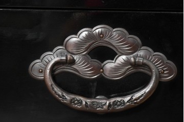 中古　岩谷堂箪笥　手打ち金具　総漆塗り　梅・松の金具が上品なローボード　(R-089005)
