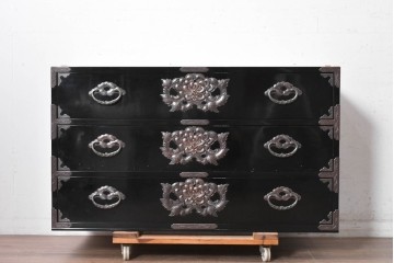 《天板・台輪取り付け加工費込み》　中古　岩谷堂箪笥　手打ち金具　総漆塗り　菊文様の金具が華やかなローチェスト　(R-089006)