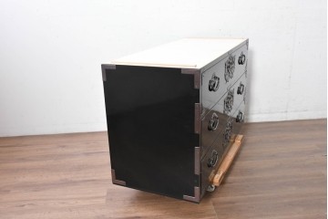 《天板・台輪取り付け加工費込み》　中古　岩谷堂箪笥　手打ち金具　総漆塗り　菊文様の金具が華やかなローチェスト　(R-089006)