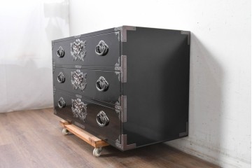 《天板・台輪取り付け加工費込み》　中古　岩谷堂箪笥　手打ち金具　総漆塗り　菊文様の金具が華やかなローチェスト　(R-089006)