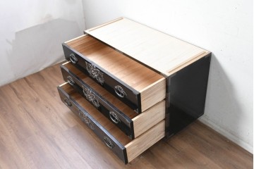 《天板・台輪取り付け加工費込み》　中古　岩谷堂箪笥　手打ち金具　総漆塗り　菊文様の金具が華やかなローチェスト　(R-089006)