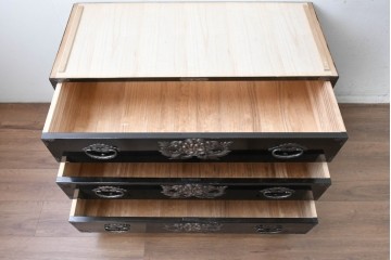 《天板・台輪取り付け加工費込み》　中古　岩谷堂箪笥　手打ち金具　総漆塗り　菊文様の金具が華やかなローチェスト　(R-089006)