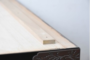 《天板・台輪取り付け加工費込み》　中古　岩谷堂箪笥　手打ち金具　総漆塗り　菊文様の金具が華やかなローチェスト　(R-089006)