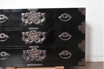 《天板・台輪取り付け加工費込み》　中古　岩谷堂箪笥　手打ち金具　総漆塗り　菊文様の金具が華やかなローチェスト　(R-089006)