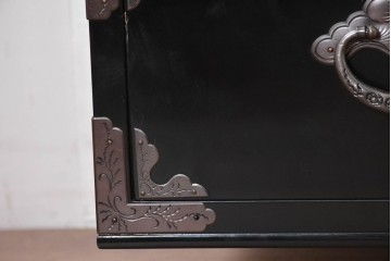 《天板・台輪取り付け加工費込み》　中古　岩谷堂箪笥　手打ち金具　総漆塗り　菊文様の金具が華やかなローチェスト　(R-089006)