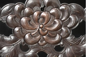 《天板・台輪取り付け加工費込み》　中古　岩谷堂箪笥　手打ち金具　総漆塗り　菊文様の金具が華やかなローチェスト　(R-089006)