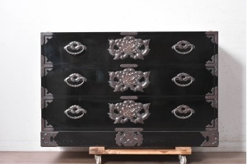 《天板取り付け加工費込み》　中古　岩谷堂箪笥　手打ち金具　総漆塗り　菊文様の金具が華やかなローチェスト　(R-089007)