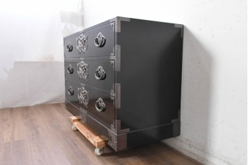 《天板取り付け加工費込み》　中古　岩谷堂箪笥　手打ち金具　総漆塗り　菊文様の金具が華やかなローチェスト　(R-089007)