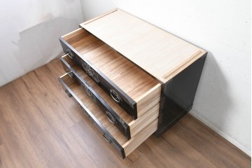 《天板取り付け加工費込み》　中古　岩谷堂箪笥　手打ち金具　総漆塗り　菊文様の金具が華やかなローチェスト　(R-089007)