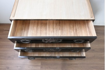 《天板取り付け加工費込み》　中古　岩谷堂箪笥　手打ち金具　総漆塗り　菊文様の金具が華やかなローチェスト　(R-089007)