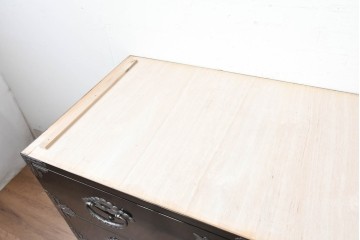 《天板取り付け加工費込み》　中古　岩谷堂箪笥　手打ち金具　総漆塗り　菊文様の金具が華やかなローチェスト　(R-089007)
