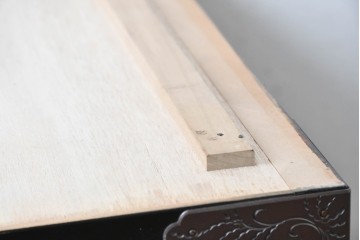 《天板取り付け加工費込み》　中古　岩谷堂箪笥　手打ち金具　総漆塗り　菊文様の金具が華やかなローチェスト　(R-089007)