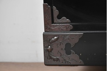《天板取り付け加工費込み》　中古　岩谷堂箪笥　手打ち金具　総漆塗り　菊文様の金具が華やかなローチェスト　(R-089007)