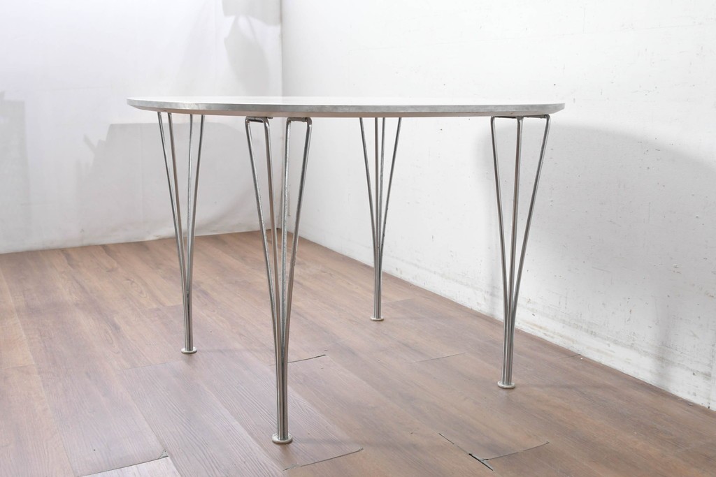 中古　FRITZ HANSEN(フリッツハンセン)　数学的曲線でデザインされたスーパー円テーブル　現行定価約34万円　(R-089008)