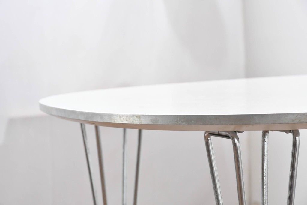 中古　FRITZ HANSEN(フリッツハンセン)　数学的曲線でデザインされたスーパー円テーブル　現行定価約34万円　(R-089008)