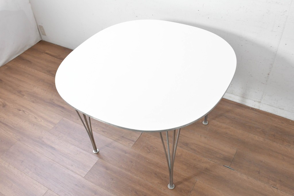中古　FRITZ HANSEN(フリッツハンセン)　数学的曲線でデザインされたスーパー円テーブル　現行定価約34万円　(R-089008)
