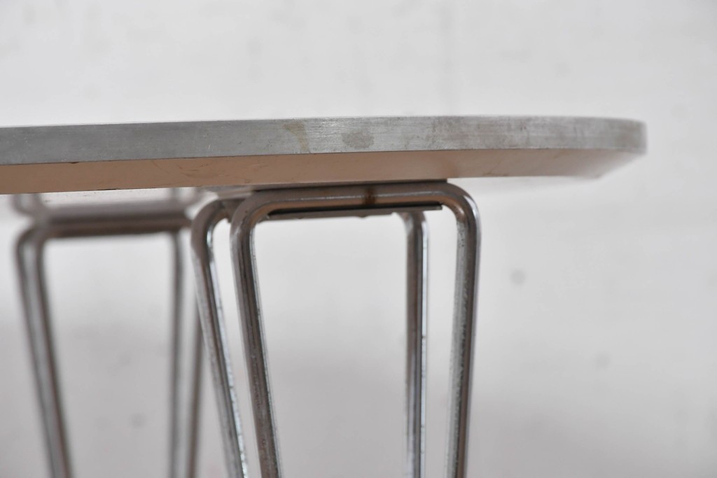 中古　FRITZ HANSEN(フリッツハンセン)　数学的曲線でデザインされたスーパー円テーブル　現行定価約34万円　(R-089008)