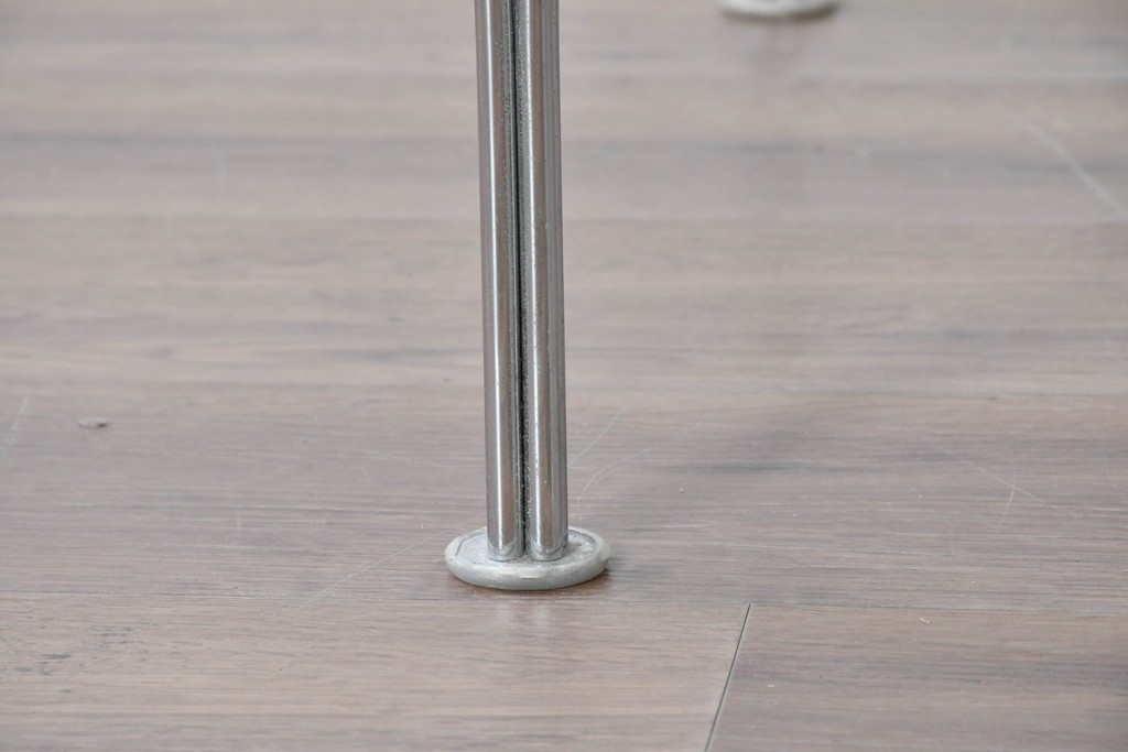 中古　FRITZ HANSEN(フリッツハンセン)　数学的曲線でデザインされたスーパー円テーブル　現行定価約34万円　(R-089008)