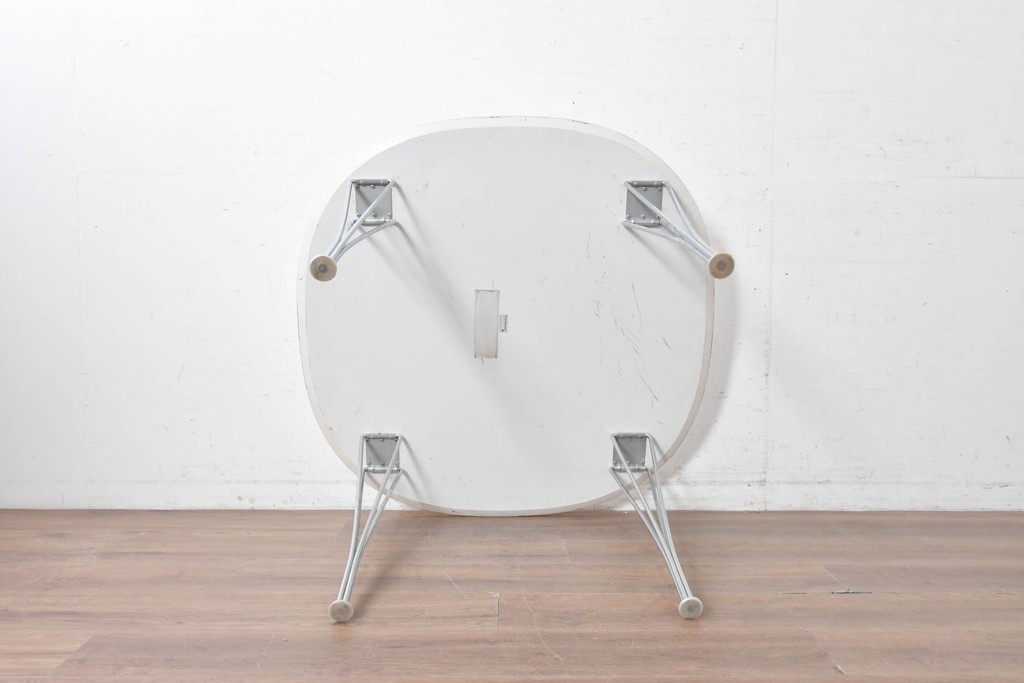 中古　FRITZ HANSEN(フリッツハンセン)　数学的曲線でデザインされたスーパー円テーブル　現行定価約34万円　(R-089008)