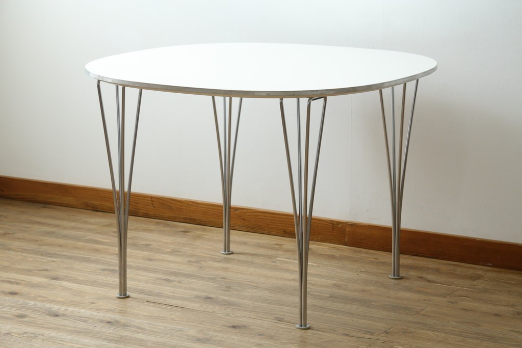 中古　FRITZ HANSEN(フリッツハンセン)　数学的曲線でデザインされたスーパー円テーブル　現行定価約34万円　(R-089008)